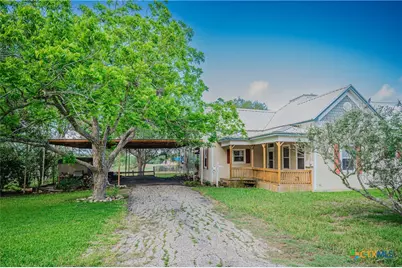 706 West Street, Yoakum, TX 77995 - Photo 1