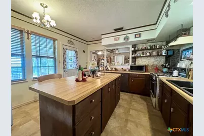 706 West Street, Yoakum, TX 77995 - Photo 15