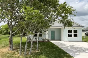 638 Stovall, Palacios, TX 77465 - Photo 3