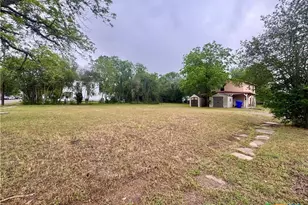 503 Dunn St, Yoakum, TX 77995 - Photo 25