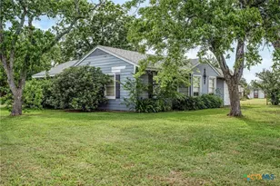 911 S Wells St, Edna, TX 77957 - Photo 3