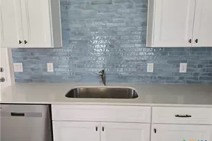 1105 W Bayshore Dr, Palacios, TX 77465 - Photo 11