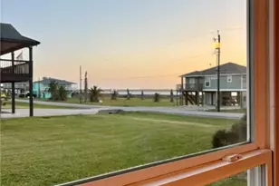 1105 W Bayshore Dr, Palacios, TX 77465 - Photo 5