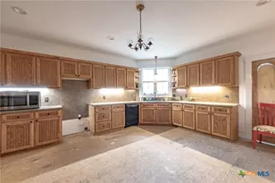 204 Ave F, Shiner, TX 77984 - Photo 11