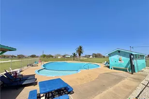 607 W Bayshore Dr, Palacios, TX 77465 - Photo 3