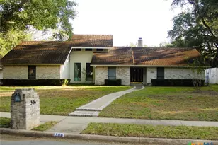 306 Woodway Dr, Victoria, TX 77904 - Photo 1