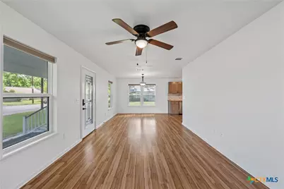 407 E 7th Street, Cameron, TX 76520 - Photo 11