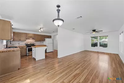 407 E 7th Street, Cameron, TX 76520 - Photo 9