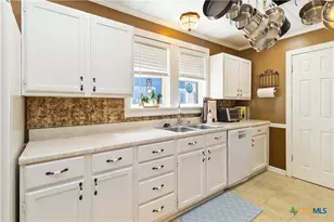 859 Pine St, New Braunfels, TX 78130 - Photo 11