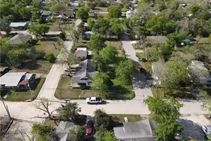 631 E Ireland St, Seguin, TX 78155 - Photo 9