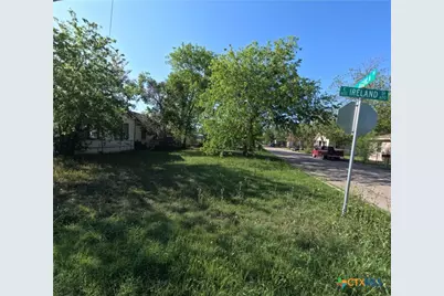 631 E Ireland Street, Seguin, TX 78155 - Photo 3