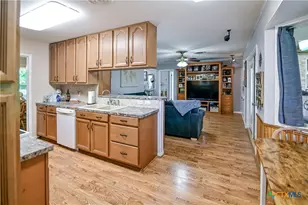 904 Iola St, Victoria, TX 77904 - Photo 17