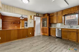 571 N Houston Ave, New Braunfels, TX 78130 - Photo 9