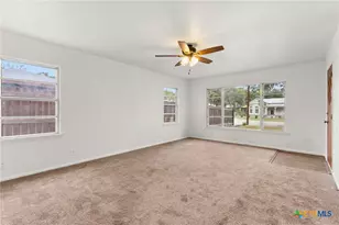 571 N Houston Ave, New Braunfels, TX 78130 - Photo 13