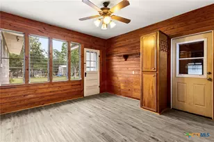 571 N Houston Ave, New Braunfels, TX 78130 - Photo 11