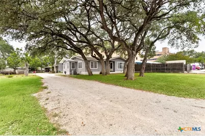 571 N Houston Avenue, New Braunfels, TX 78130 - Photo 3