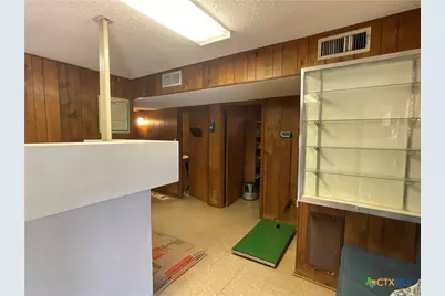 1310 W Grand Avenue, Yoakum, TX 77995 - Photo 25