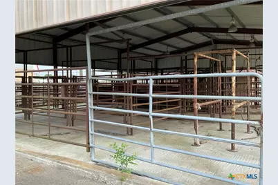 1310 W Grand Avenue, Yoakum, TX 77995 - Photo 5