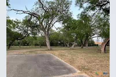 1310 W Grand Avenue, Yoakum, TX 77995 - Photo 13