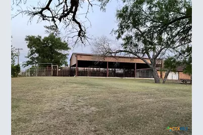 1310 W Grand Avenue, Yoakum, TX 77995 - Photo 7
