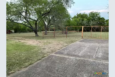 1310 W Grand Avenue, Yoakum, TX 77995 - Photo 9
