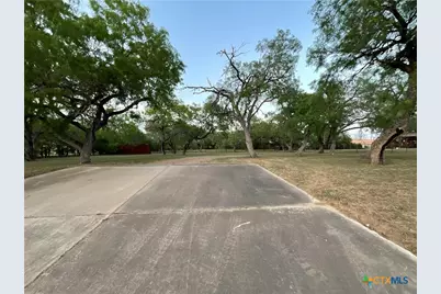 1310 W Grand Avenue, Yoakum, TX 77995 - Photo 11
