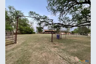 1310 W Grand Avenue, Yoakum, TX 77995 - Photo 17
