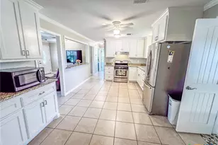 510 E 7th St, Yorktown, TX 78164 - Photo 3