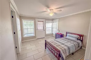 510 E 7th St, Yorktown, TX 78164 - Photo 15