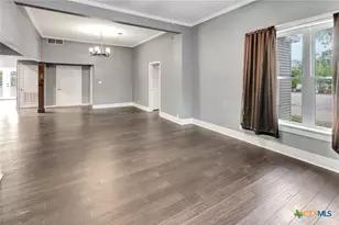 214 Hubbard St, Yoakum, TX 77995 - Photo 5