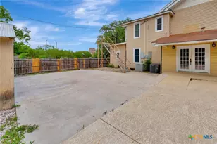 214 Hubbard St, Yoakum, TX 77995 - Photo 47