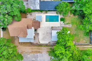 214 Hubbard St, Yoakum, TX 77995 - Photo 3