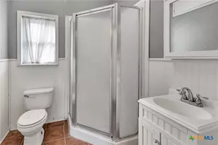 214 Hubbard St, Yoakum, TX 77995 - Photo 13