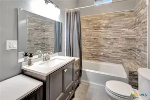 214 Hubbard St, Yoakum, TX 77995 - Photo 17