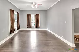 214 Hubbard St, Yoakum, TX 77995 - Photo 7