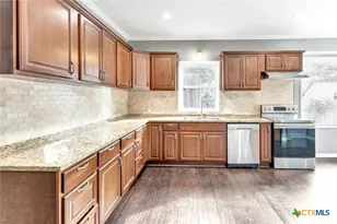 214 Hubbard St, Yoakum, TX 77995 - Photo 19