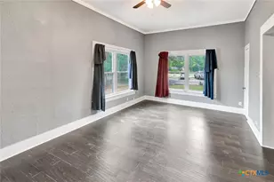 214 Hubbard St, Yoakum, TX 77995 - Photo 11