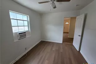 702 San Antonio Ave, Seguin, TX 78155 - Photo 5