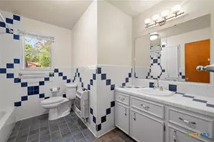 201 Hillcrest Dr, Luling, TX 78648 - Photo 17