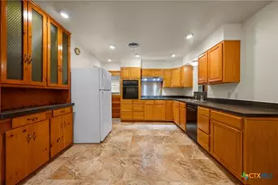 201 Hillcrest Dr, Luling, TX 78648 - Photo 7