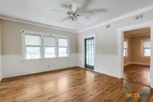 922 N Bowie St, Seguin, TX 78155 - Photo 9