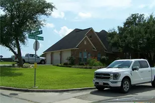 101 Laurel Oak Cir, Cuero, TX 77954 - Photo 3