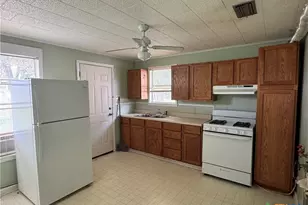 503 W Broadway St, Cuero, TX 77954 - Photo 3