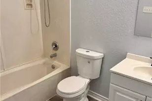 1037 N Guadalupe St, Seguin, TX 78155 - Photo 13
