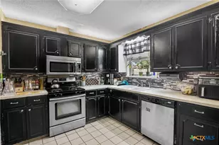 203 Yorkshire Ln, Victoria, TX 77904 - Photo 5