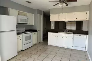 1051 Country Club Dr, Seguin, TX 78155 - Photo 3