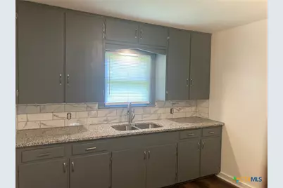 708 E Loma Vista Avenue, Victoria, TX 77901 - Photo 9