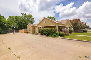 905 N Navarro St, Victoria, TX 77901 - Photo 5