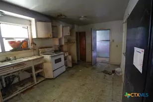 626 E Wallace St, Gonzales, TX 78629 - Photo 11