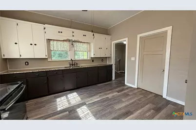 437 E 7th Street, Yorktown, TX 78164 - Photo 11